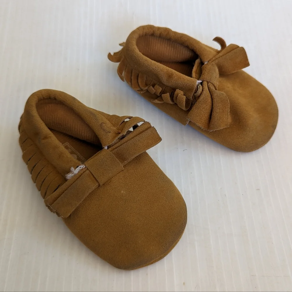 ROMIRUS baby girl tan faux suede fringe bow moccasins